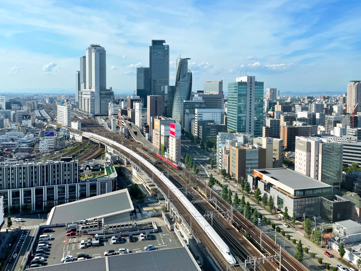 名古屋駅南側から望む高層ビル群と鉄道